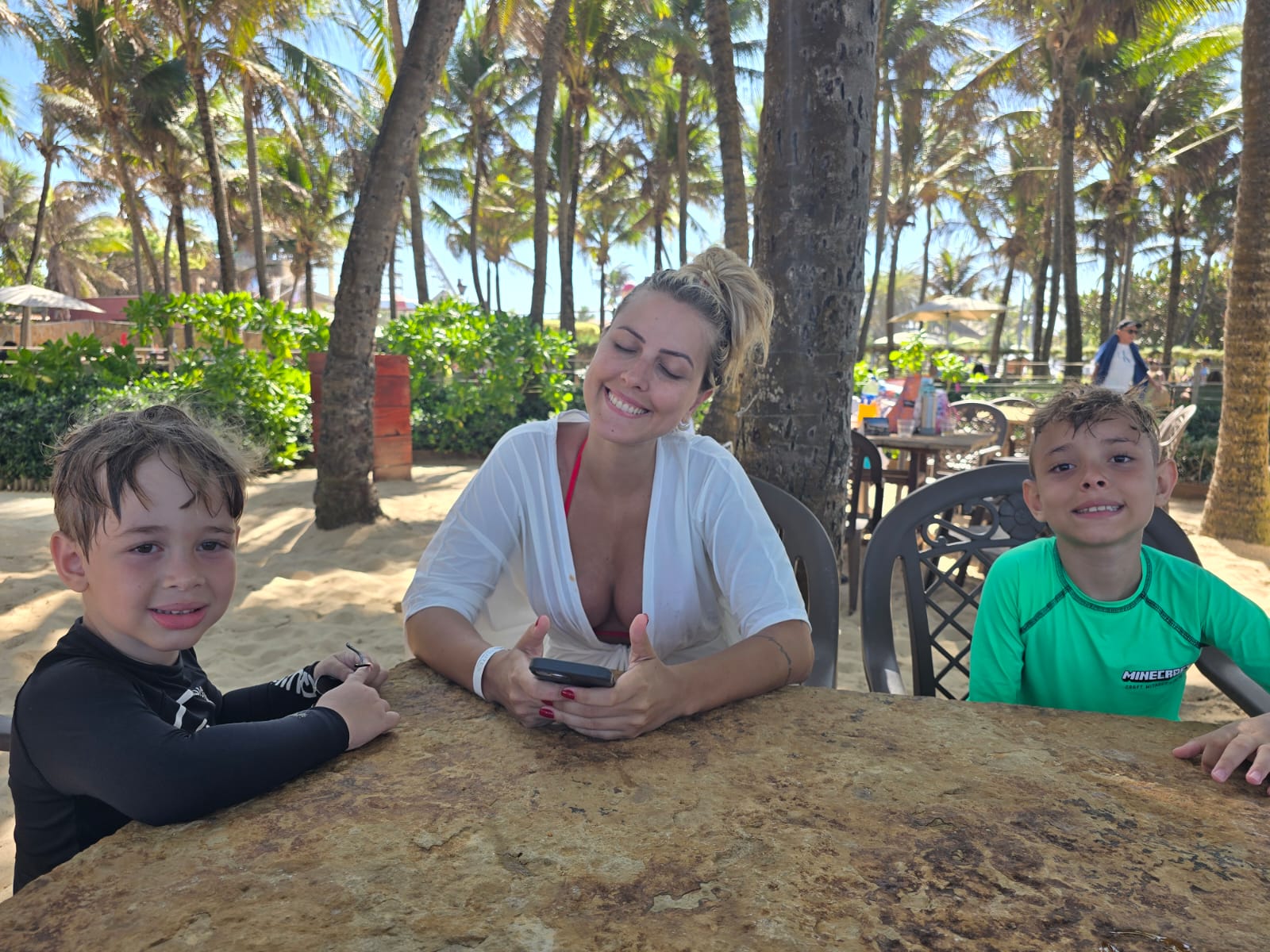 Yasmin com os filhos na praia